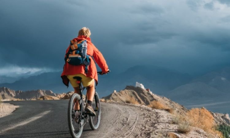 Mountain-Biking-in-Khardung-La